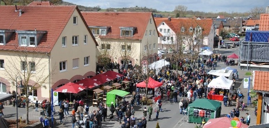 Lüdertalmarkt in Großenlüder Blick von oben Richtung Burgpassage auf die Stände des Lüdertalmarktes