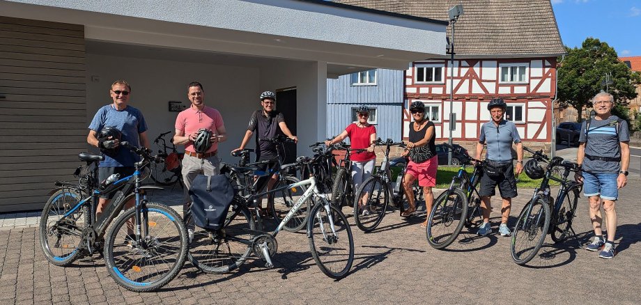 Aktive Radlerinnen und Radler auf dem Rathausplatz zum Start von STADTRADELN in Großenlüder