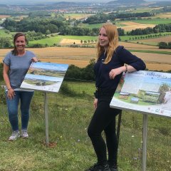 Nadine Sohmen und Sarah Färber begrüßen die Gäste der Jubiläumsfeier