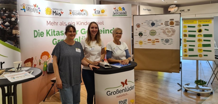 Stand der Gemeinde Großenlüder auf der Bildungsmesse Fulda, v. l. n. r.: Sylvia Wood, Lea Henkel und Christine Michel