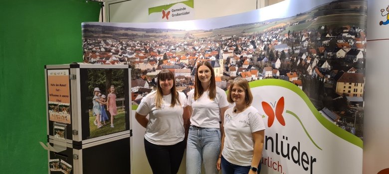 Stand der Gemeinde Großenlüder auf der Bildungsmesse Fulda, v. l. Lisa Marie Gies, Luisa Höhl und Kerstin Roitzsch