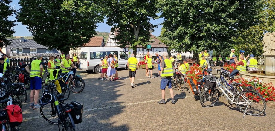 Aktion "Demmeln gegen Depression" mit ihrem Stop in Großenlüder am Rathaus