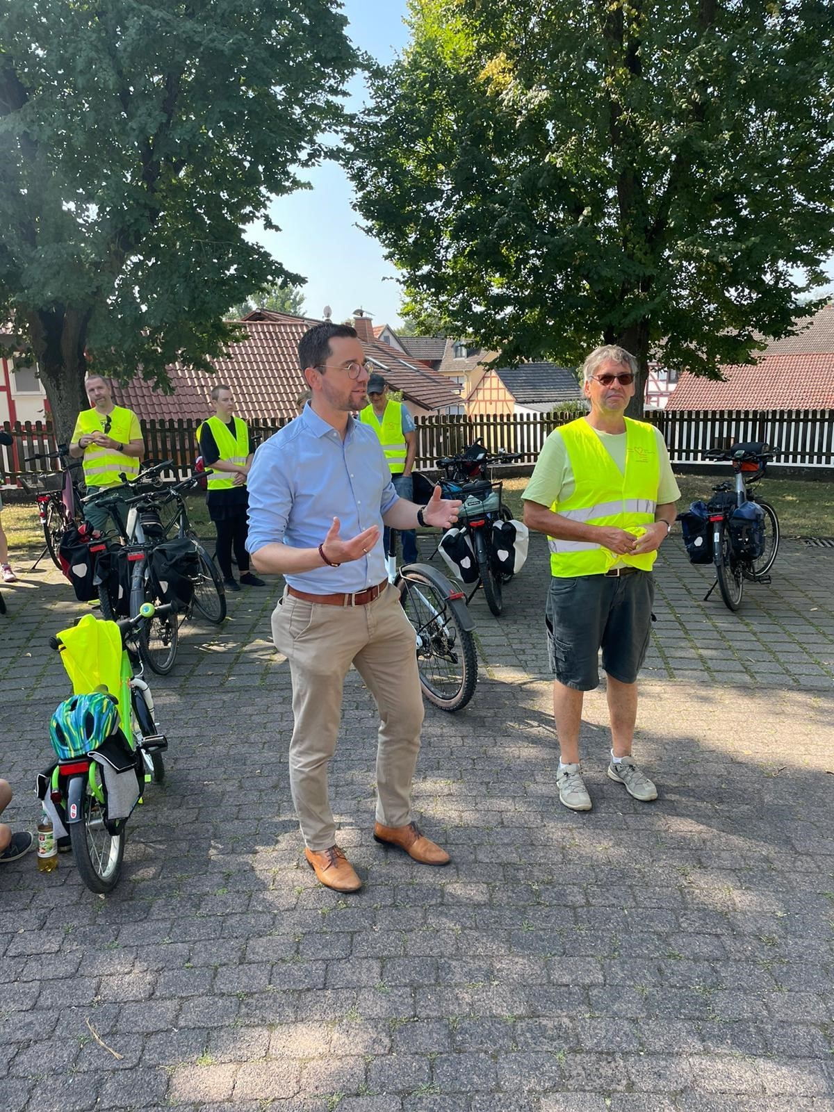 Bürgermeister Florian Fritzsch begrüßt die Teilnehmenden der Radtour „Demmeln gegen Depressionen“ auf dem Rathausplatz, rechts Dr. Ulrich Walter, Vorsitzender des Bündnisses gegen Depression