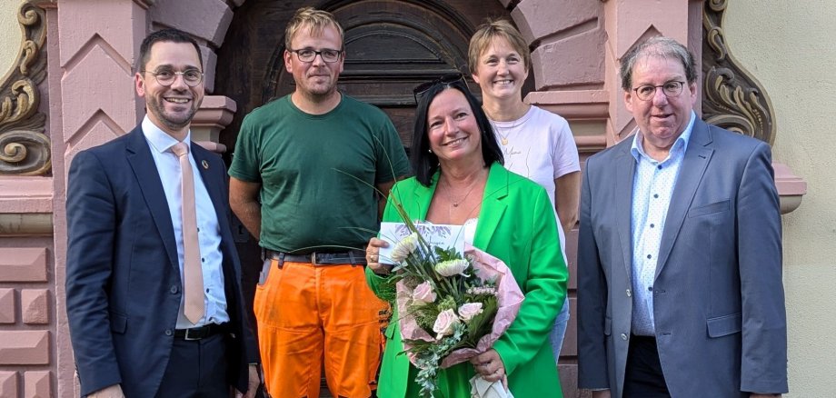 Feierstunde zum Dienstjubiläum - Foto vor dem Eingang des Amtshauses Großenlüder - v. l.: Bürgermeister Florian Fritzsch, Jan Hartmann (Personalrat), Ursula Schwarz, Sabrina Hosenfeld (Personalratsvorsitzende), Jürgen Möller