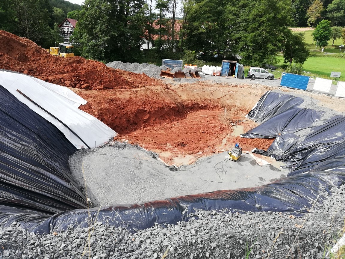 Kleinlüder: Kläranlage für den Weiler "Hessenmühle / Am Schlagberg / Kleinheiligkreuz“ - Blick auf die Baugrube als Standort der Kläranlage