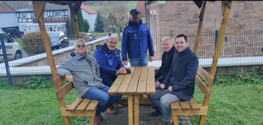 Spendenübergabe vom Histo-Bergcup 2024 in Lütterz, v. r. n. l.: Ortsvorsteher Detlef Pitzer-Statt, Ralf Schneider und Klaus Wiechard (AC Lauter-bach), Winfried Faust, Bürgermeister Florian Fritzsch