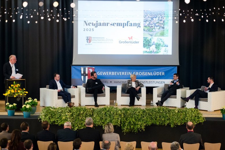 Diskussionsrunde v. l. n. r.: Moderator Alexander Gies, Maximilian Gies, Sebastian Sander, Gabriele Leipold, Michael Konow und Bürgermeister Florian Fritzsch;