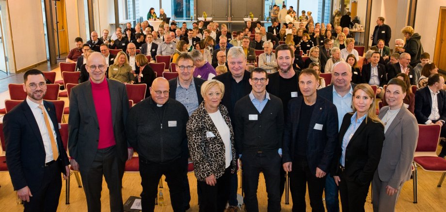 v. l. n. r.: Bürgermeister Florian Fritzsch, Bundestagsabgeordneter Michael Brand, Pfarrer Joachim Hartel, Martin Weisbeck (Gewerbeverein Großenlüder), Gabriele Leipold (Geschäftsführerin der Kreishandwerkerschaft Fulda), Hans-Georg Gies (2. Vorsitzender des Gewerbevereins Großenlüder), Michael Konow (Hauptgeschäftsführer der IHK Fulda), Sebastian Sander (1. Vorsitzender des Gewerbevereins Großenlüder), Matthias Schwarz, Christoph Otterbein, Pia Schäfer und Christiane Ziegler-Otterbein (alle Gewerbeverein Großenlüder); Foto: Christian Schmitt, CS Photography