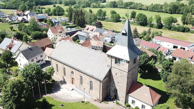 Blick auf die Pfarrkirche in Bimbach von oben