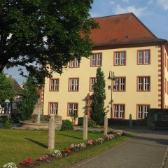 Blick vom Park auf das Gebäude des Amtshauses Großenlüder