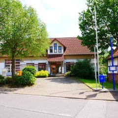 Außenansicht Bürgerhaus Lütterz mit dem Backhaus daneben