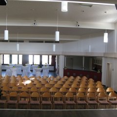 Blick von der Bühne in den bestuhlten Saal Bürgerhaus Müs