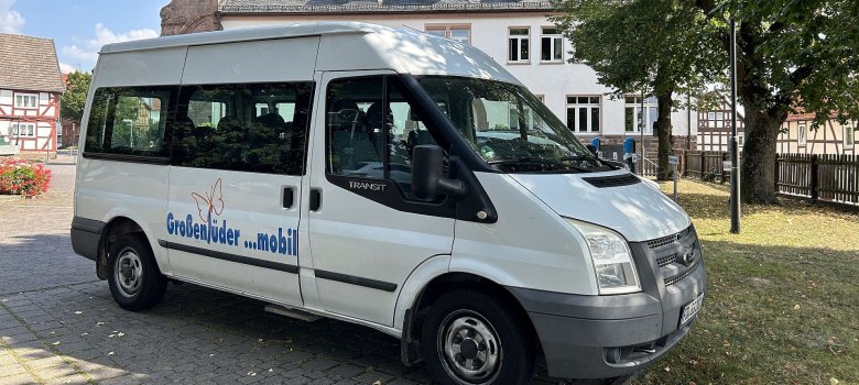 Der Gemeindebus der Gemeinde Großenlüder auf dem St.-Georg-Platz mit dem Rathaus im Hintergrund