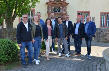 die neun Mitglieder des Ortsbeirates Großenlüder im Amtshausgarten Großenlüder