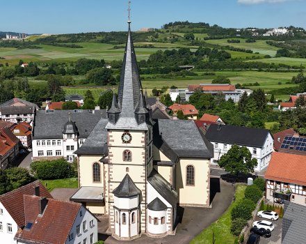 Blick auf die Kath. Kirche St. Georg in Großenlüder