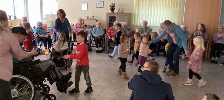 Kinder und Senioren gemeinsam beim Besuch der Kita Farbenspiel in der AWO Großenlüder