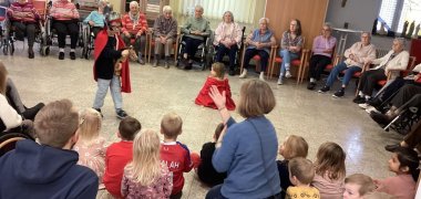 Kinder und Senioren gemeinsam beim Besuch der Kita Farbenspiel in der AWO Großenlüder