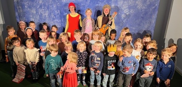 Die Kinder und die Schauspieler des Theaters Mittendrin