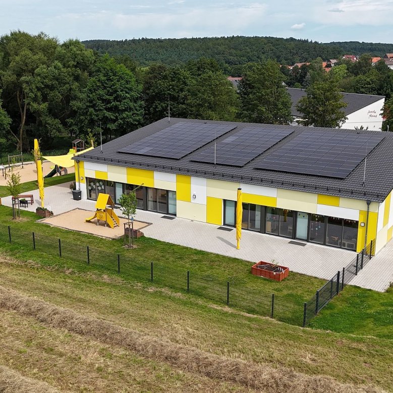 Blick von oben auf die Kita Sonnenschein in Bimbach