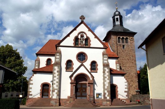 Blick auf den Eingangsbereich der Kirche St. Johannes der Täufer in Kleinlüder