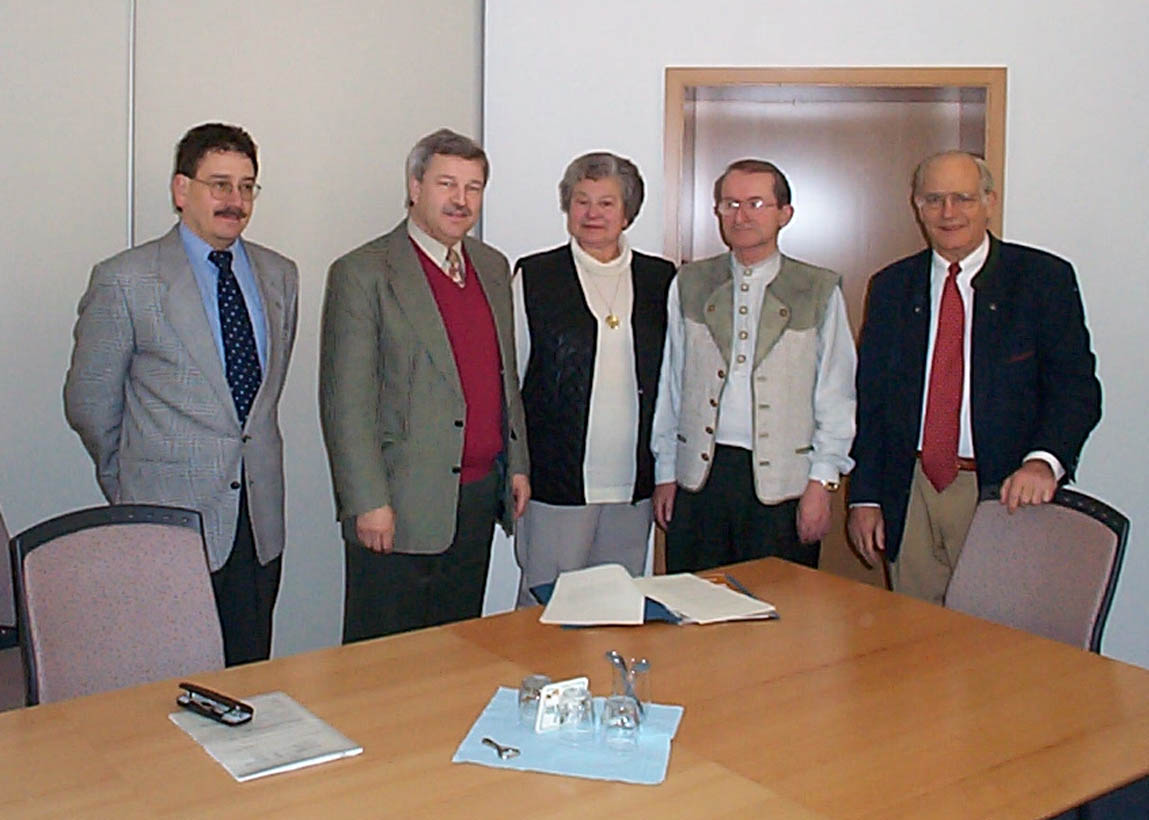 Beim Abschluss des Schenkungsvertrages stehen nebeneinander v. l. der damalige I. Beigeordnete Karl Süss, der damalige Bürgermeister Helmut Will, das Ehepaar Ida und Walter Odenwald und der Notar Ulrich