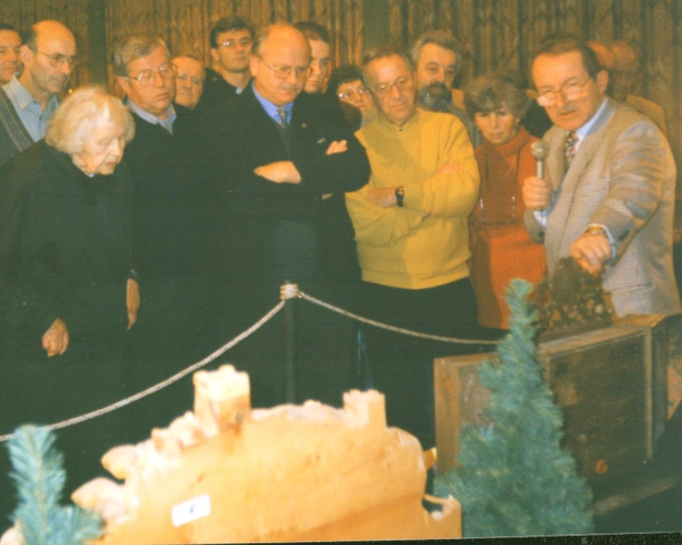 Walter Odenwald (rechts) führt Besucher durch die Krippenausstellung im Dezember 2000 im Bürgerhaus Großenlüder