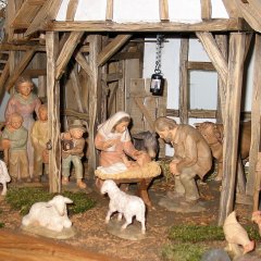 Krippendarstellung aus Holz mit dem Stall und der Heiligen Familie