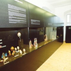 Blick auf die Ausstellungsvitrinen im Museum