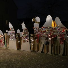 geschmückte Kamele aus Metall am Krippenweg Großenlüder