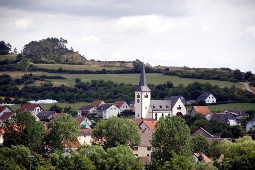 Blick auf Müs mit dem Kirchturm im Mittelpunkt