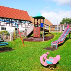 Blick auf den Spielplatz im Dorfmittelpunkt von Eichenau