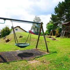 Blick auf die Nestschaukel am Spielplatz Bonhoeffer Weg in Großenlüder