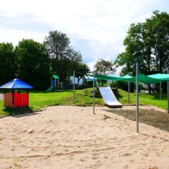 Blick auf den großen sonnengeschützten Sandkasten mit Rutsche in Großenlüder, Kolpingstraße