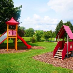 Blick auf die Spielgeräte des Spielplatzes hinter dem Lüderhaus im Wiesenweg