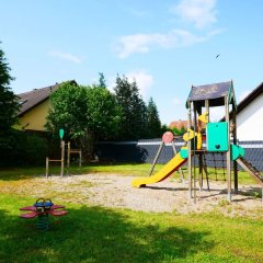 Blick auf die Spielgeräte des Spielplatzes am Tiefenfurter Weg in Großenlüder