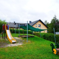 Blick auf die Spielgeräte am Spielplatz in Kleinlüder