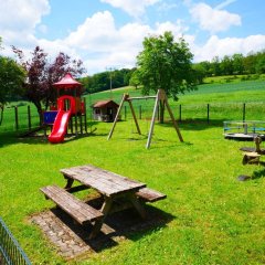 Blick auf den Spielplatz in Lütterz direkt hinter der Kirche