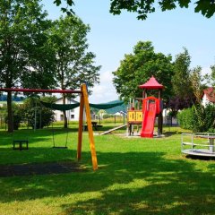 Blick auf den Spielplatz in Müs in der Straße Am Rasen