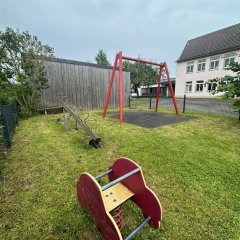 Blick auf den Spielplatz in Müs direkt am Feuerwehrhaus