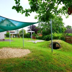 Blick auf den Sandkasten und die Spielgeräte am Spielplatz in Uffhausen