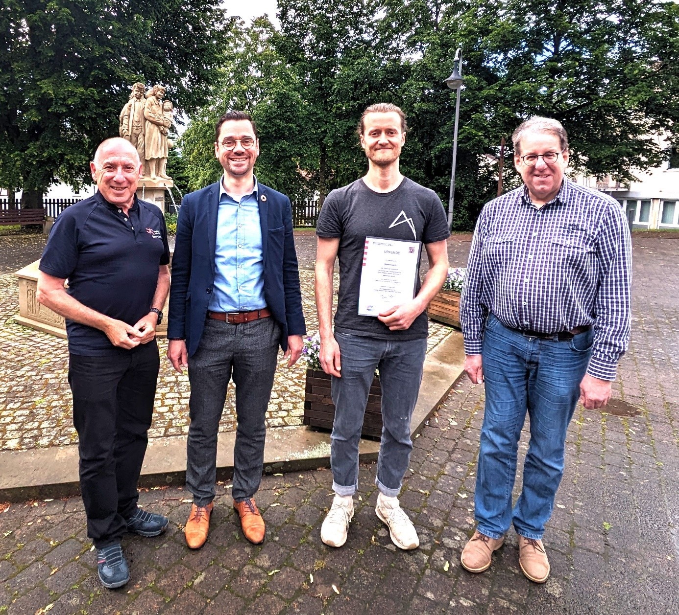 v. l. n. r.: Harald Piaskowski, Vorsitzender des Sportkreises Fulda-Hünfeld e. V., Bürgermeister Florian Fritzsch, Sport-Coach Felix Brand, Jürgen Möller, Leiter Hauptamt