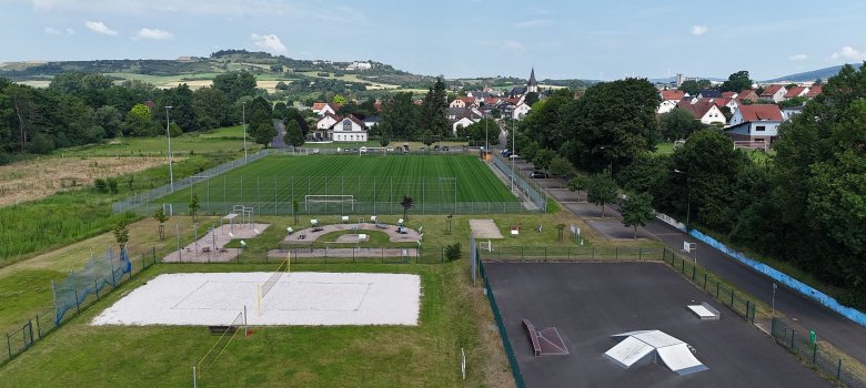 Blick auf die Sportanlage Großenlüder mit einem Fußballplatz, einem Skaterplatz, einem Generationenpark und einem Beachvolleyballplatz