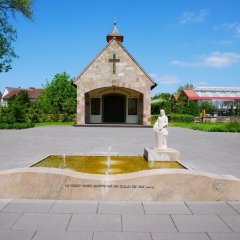 Der Brunnen und die Kapelle im St.-Georg-Park in Großenlüder