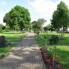 Blick in den St.-Georg-Park Großenlüder Richtung Kapelle und Brunnen