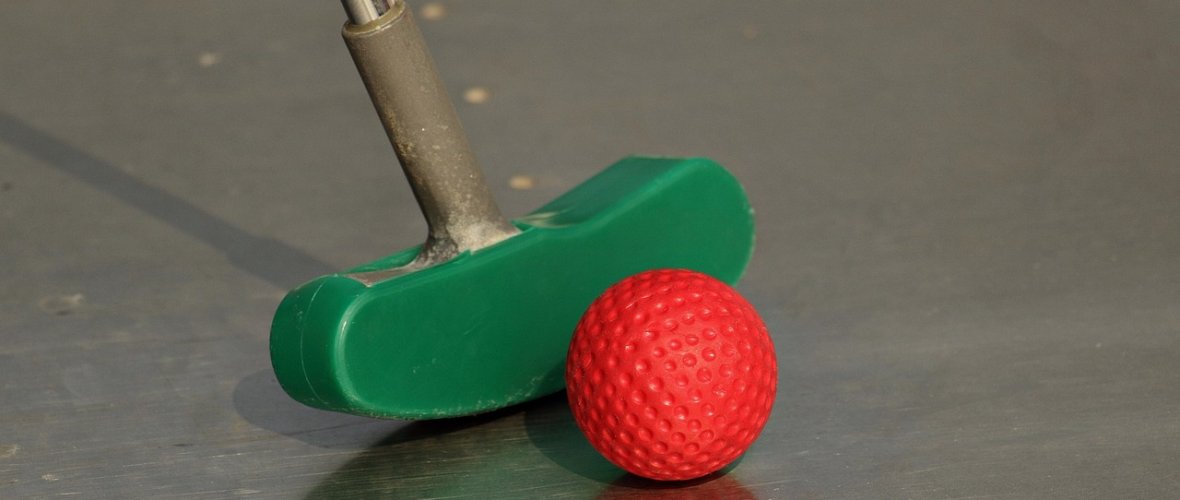 Minigolfschläger und Ball