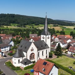 Blick auf die Kirche in Müs