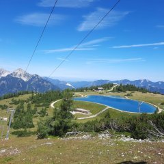 die Hutterer Höss mit ihrem See und dem Bergpanorama im Hintergrund