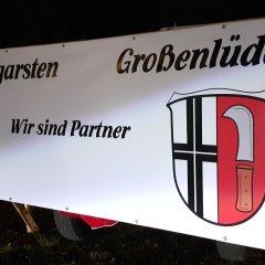 zum Jubiläum der Gemeindepartnerschaft zwischen Großenlüder und Windischgarsten wurde ein Schild mit beiden Wappen aufgestellt