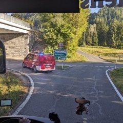 ein Feuerwehrauto der Gemeinde Windischgarsten begleitet den Bus aus Großenlüder in den Ort